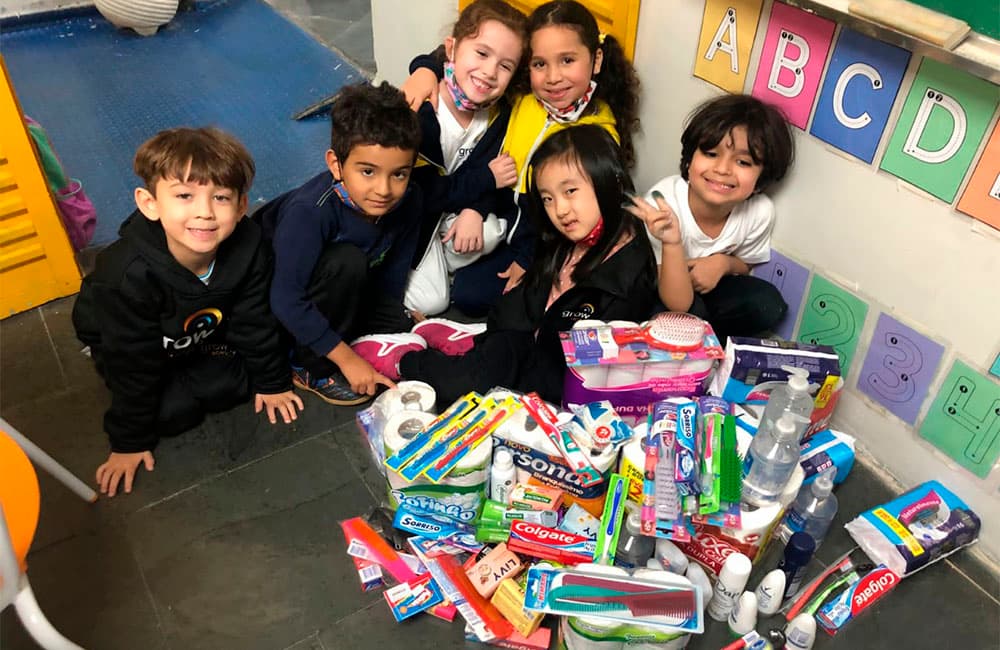 Alunos com os itens arrecadados em uma ação social da escola