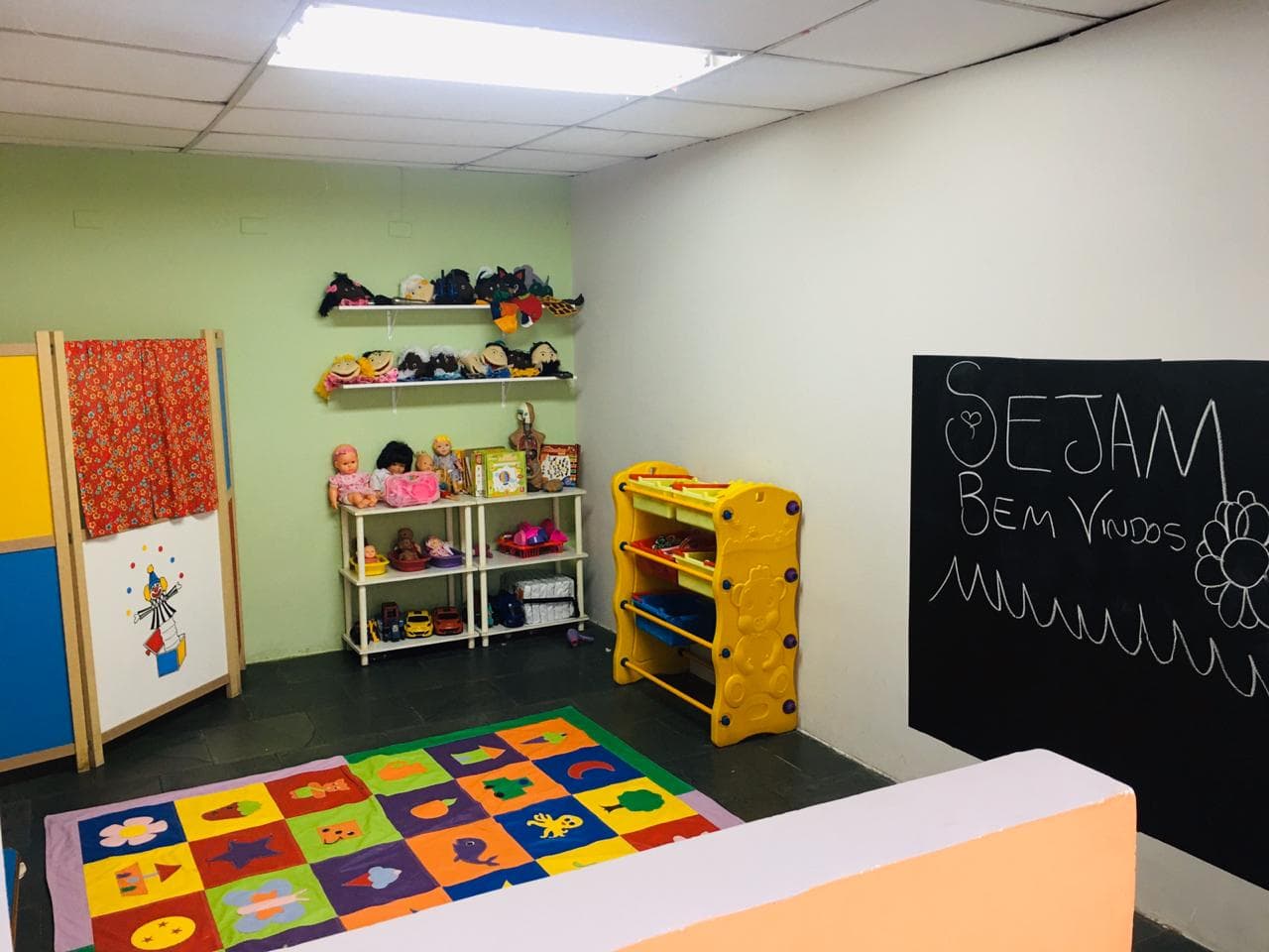 Brinquedoteca da escola com brinquedos e tapete colorido