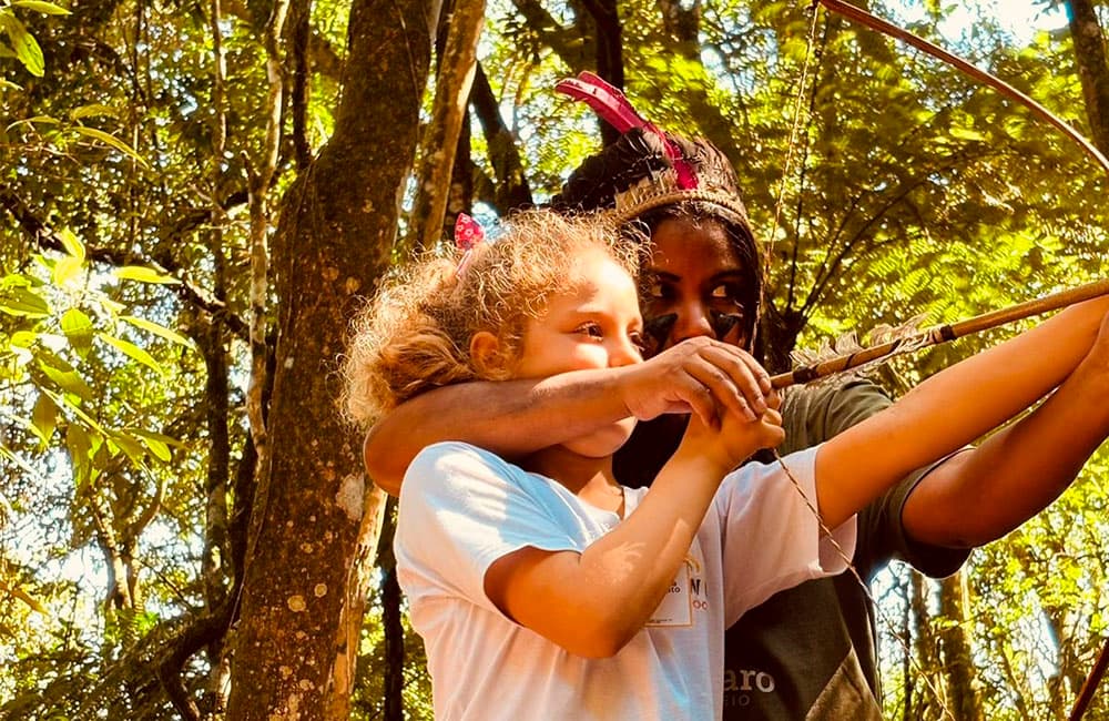 Aluna em atividade sobre cultura indígena na mata