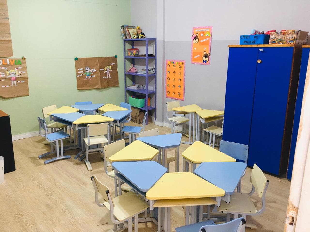 Sala do ensino fundamental da Grow Up School com mesas trapezoidais amarelas e azuis